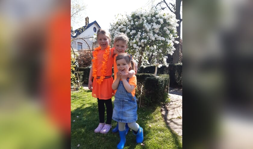 Elena, Mathieu en Louise Engels vieren Koningsdag in de eigen tuin.