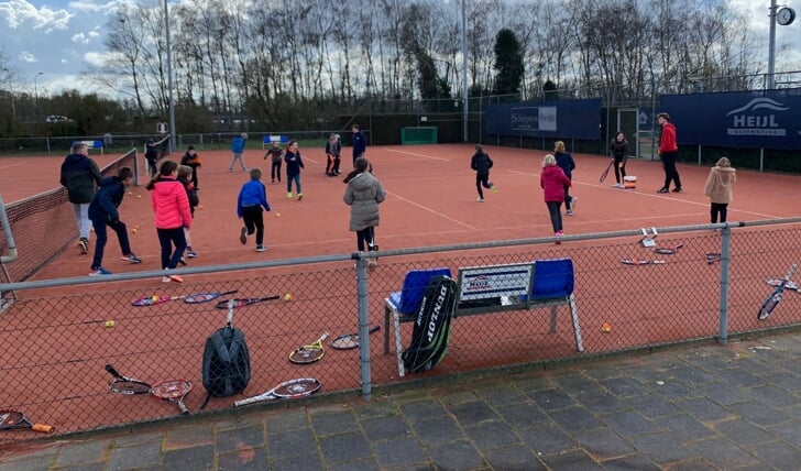 Veel kinderen waar aanwezig bij de tennisclinic.
