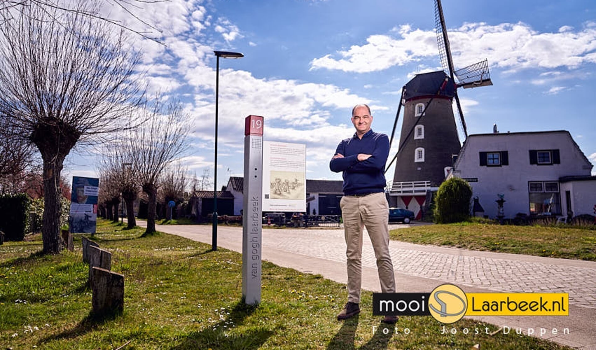 Frank van den Eijnden bij Molen de Vogelenzang in Lieshout, een van de Van Gogh-monumenten in Brabant.