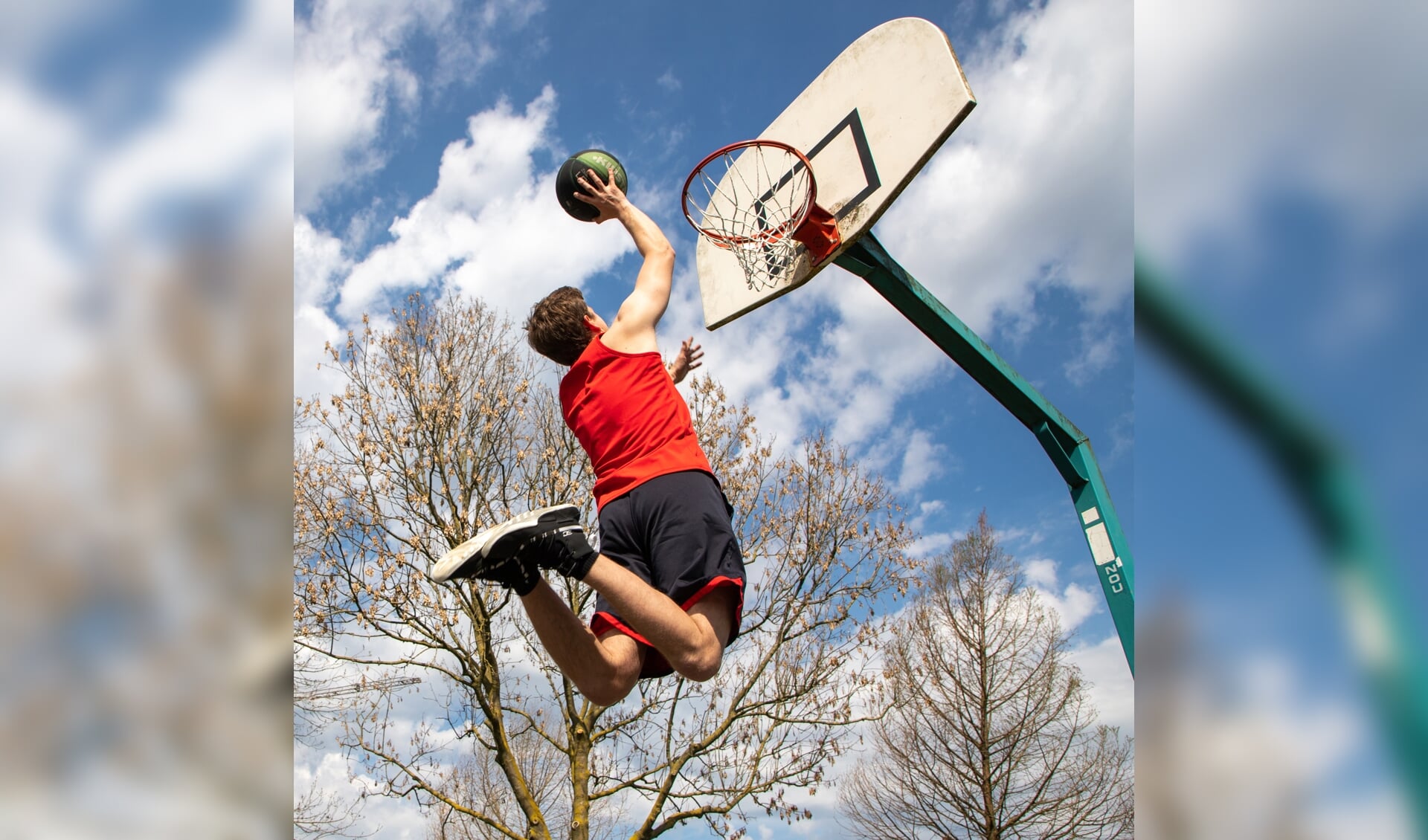 De foto van de basketballer van Robert van Aspert scoort de meeste stemmen bij de lezer.