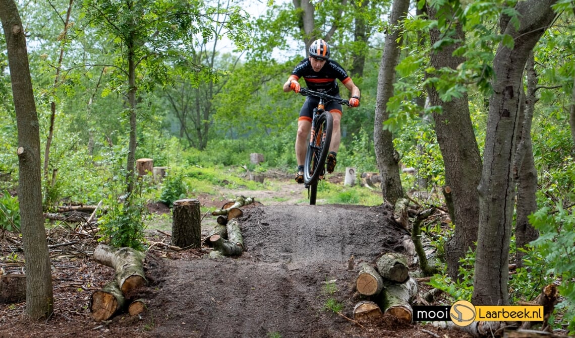 <p>Jacco van den Biggelaar racet over zijn eigen mountainbike track</p>