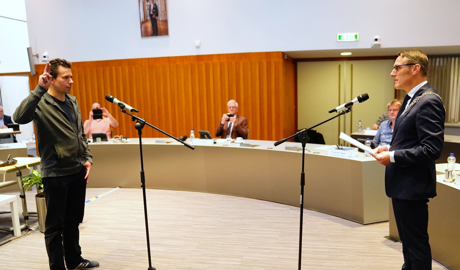 Bas van Sinten legt de eed af en is het nieuwe raadslid van de Laarbeekse gemeenteraad.