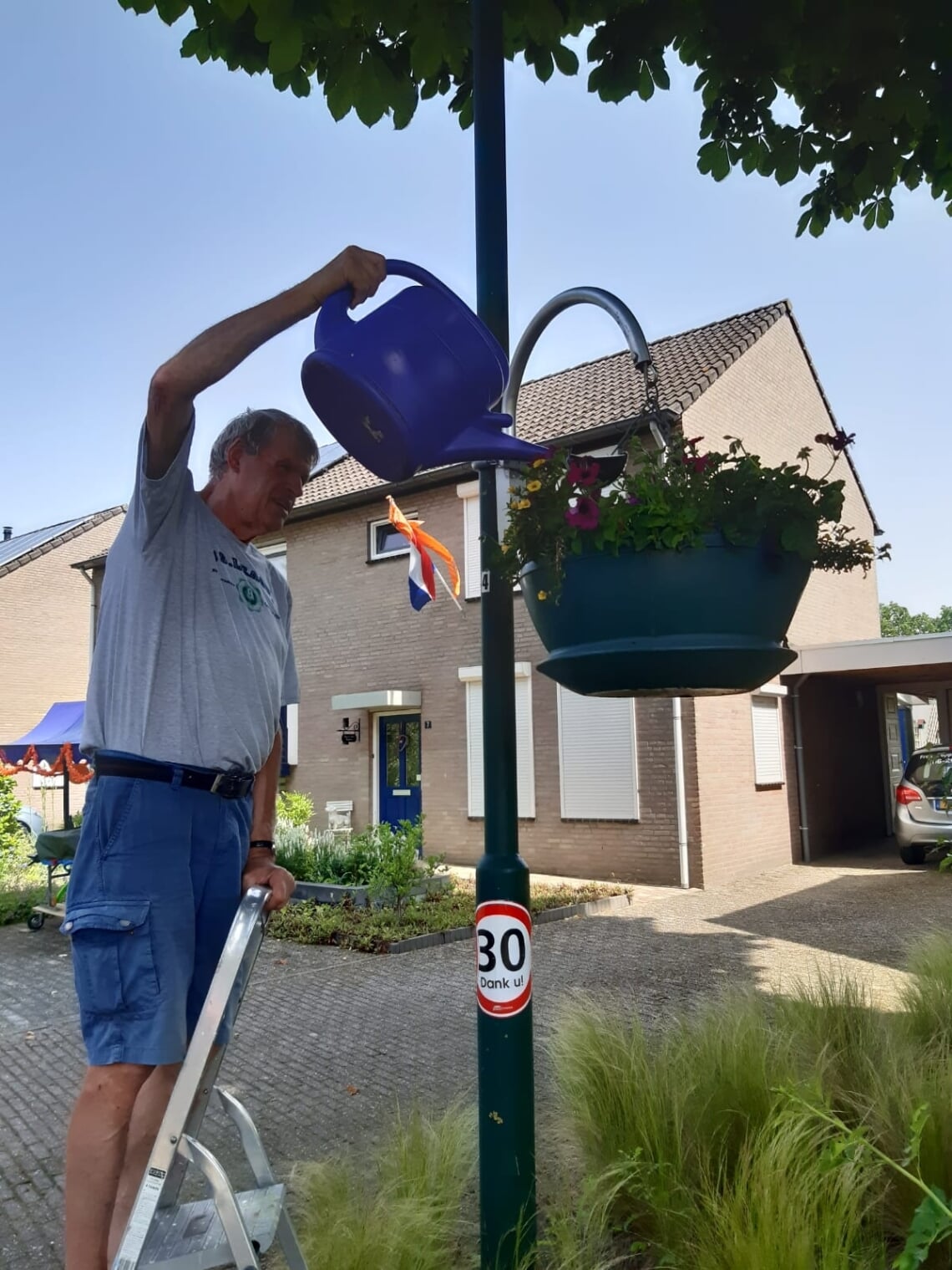 De bloemen krijgen water.