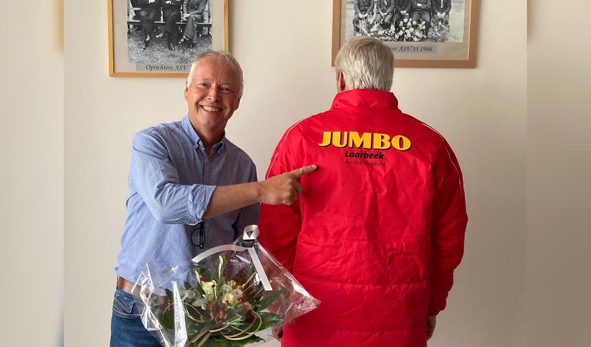 Jumbo Laarbeek sponsort de nieuwe coach-jassen bij ASV'33.