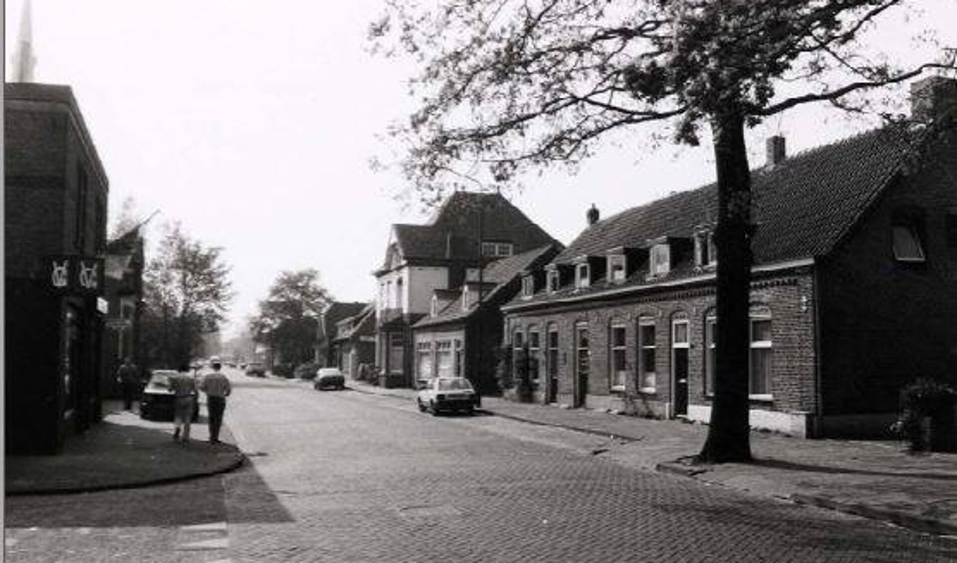 Historische foto van de Kapelstraat in Beek en Donk