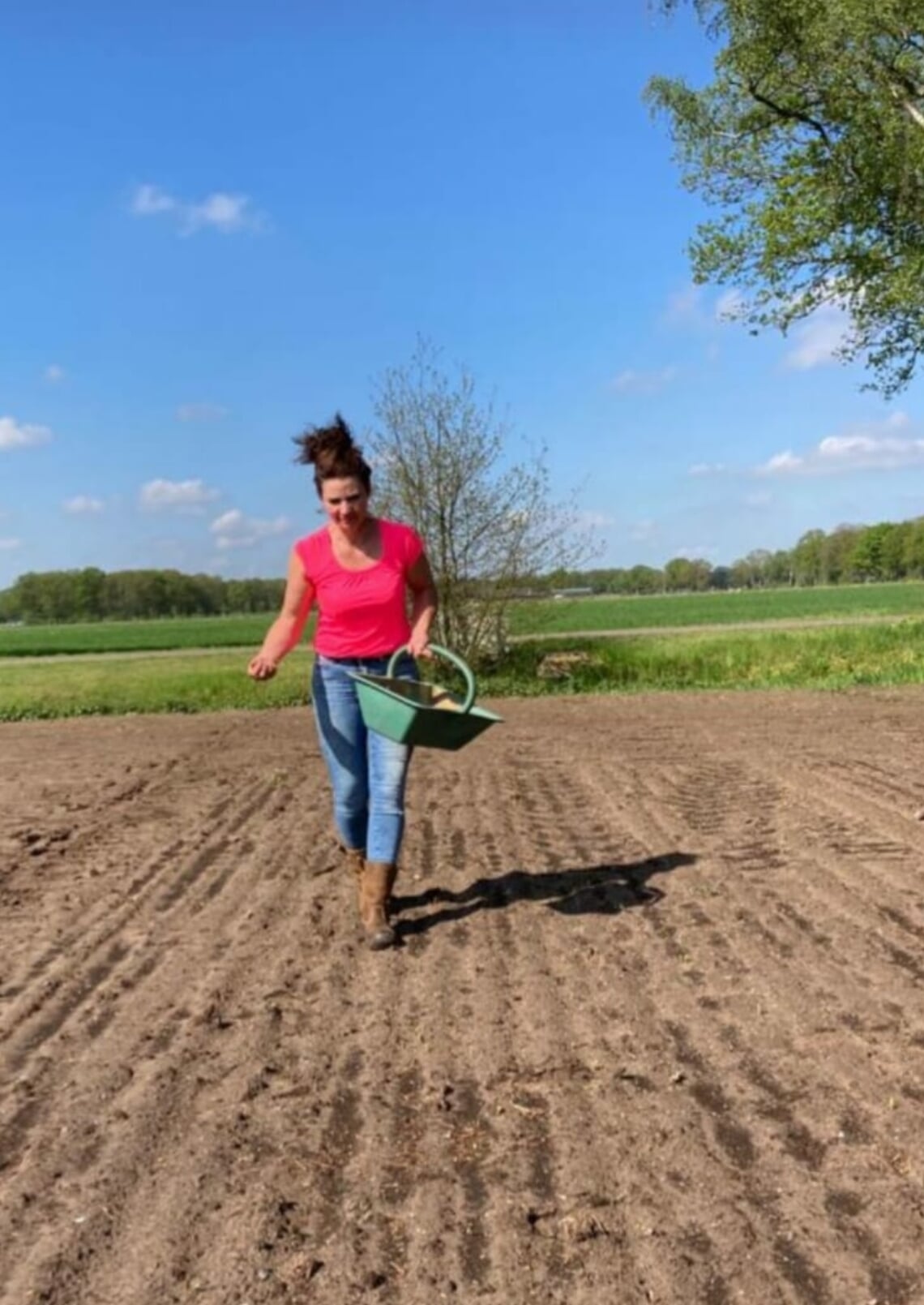 Tanja van de Ven zaait de pluktuin in.