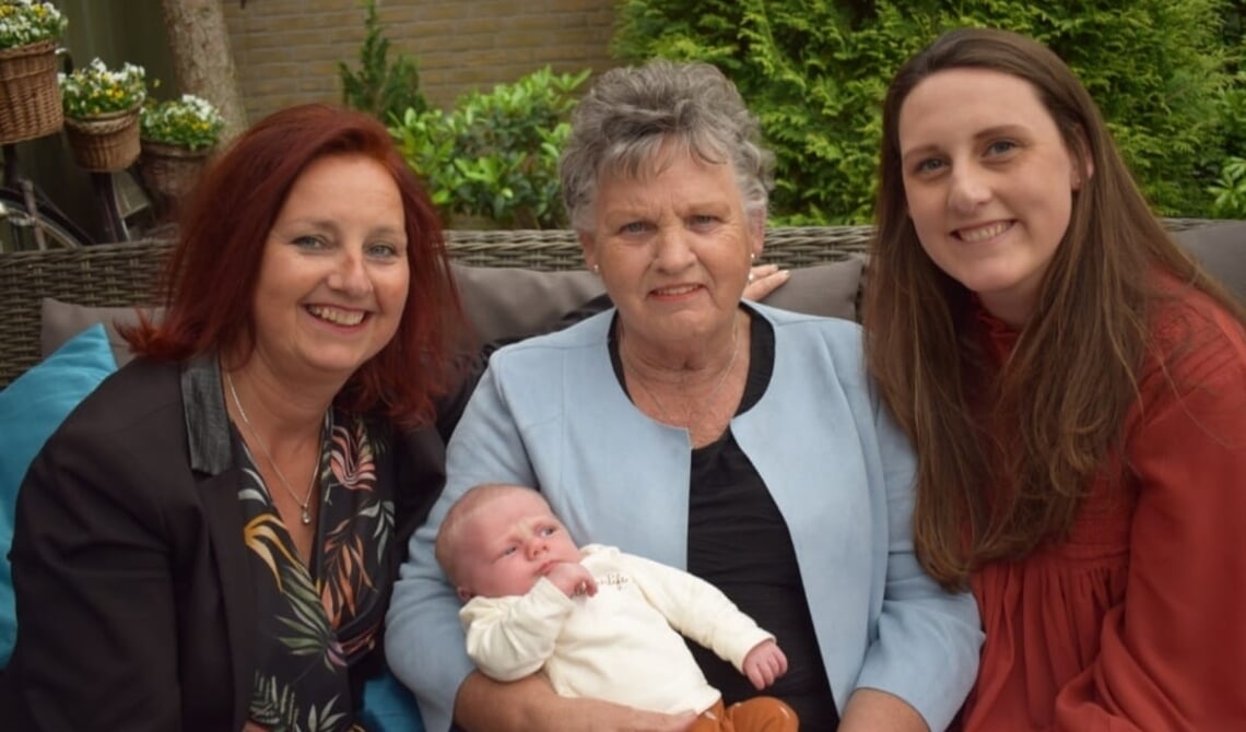 <p>Vlnr: Erna, Dinie met Yara en Daimy</p>