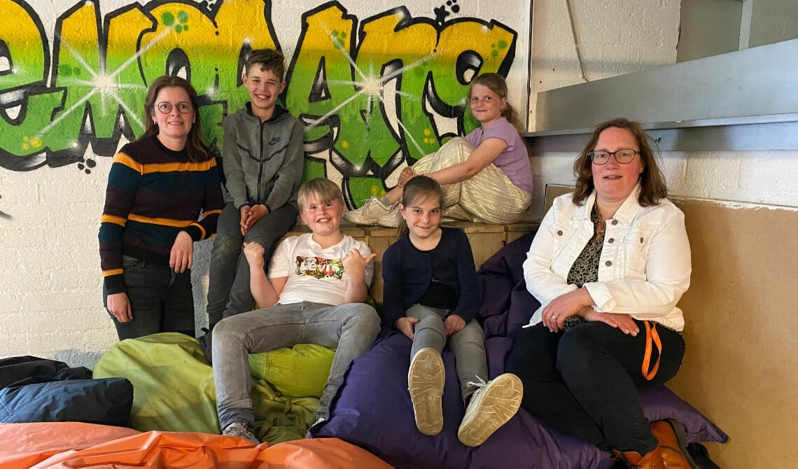 Vlnr: Erna, Tim, Huub, Romy, Tess en Christel