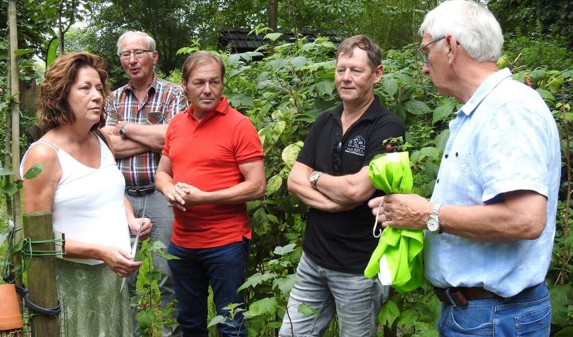 <p>Vlnr: Anne-Marie, Ben Swinkels (voorzitter IVN Laarbeek), Nard, Edward en Gerrit Post</p>