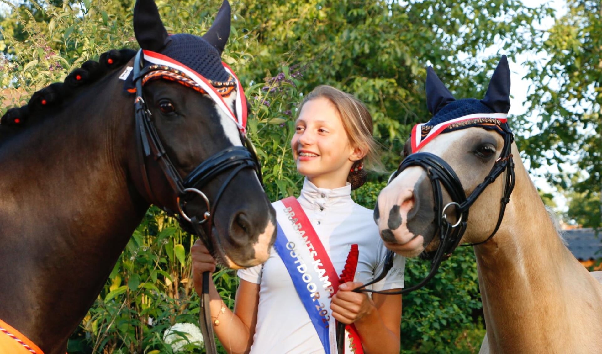 Claire met haar pony's Matcho ''D'' van Prinsenhof's en Crème de la Crème.