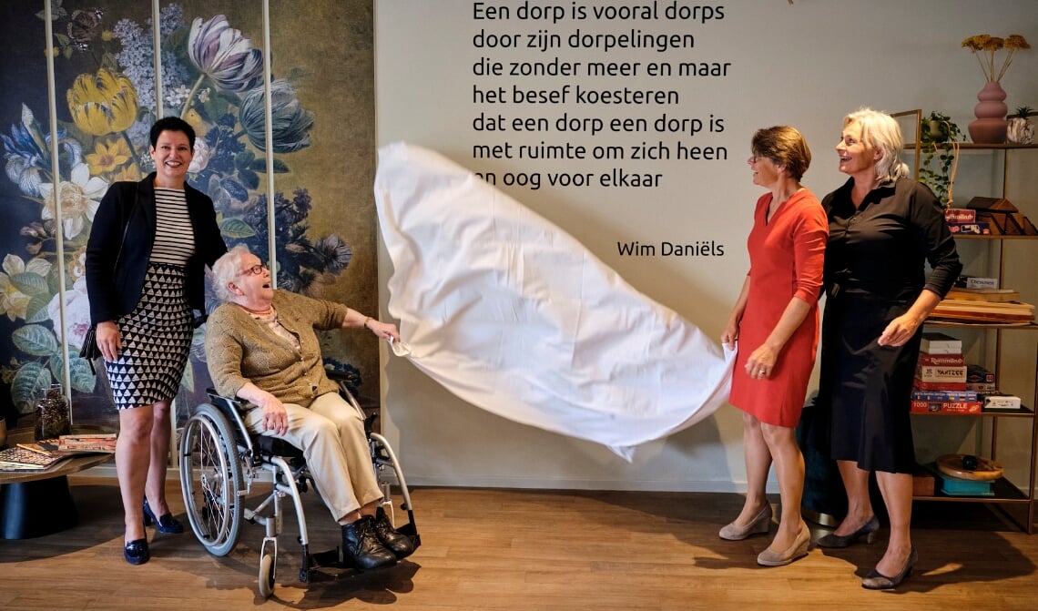 <p>Mevrouw Swinkels onthult het gedicht van Wim Daniëls.</p>