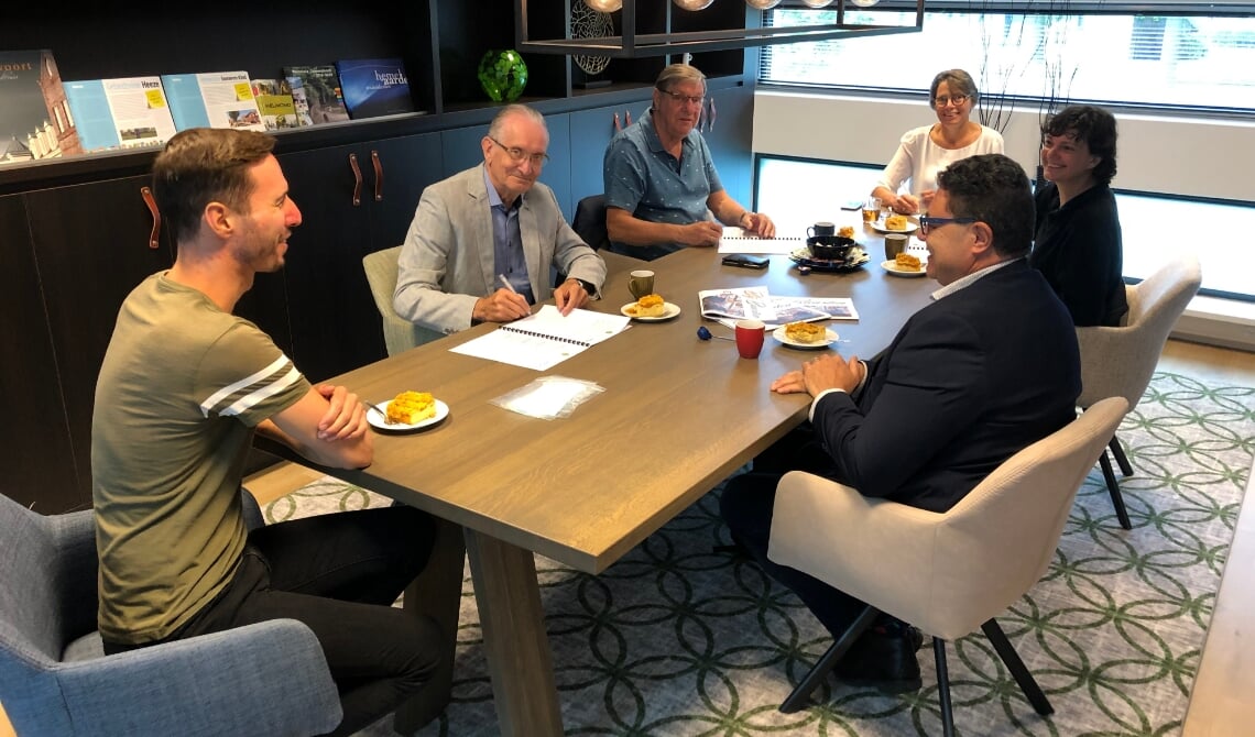 Jeroen de Leest (projectleider Wonen, woCom), Jo Noten (voorzitter Bewonersraad de Pan), Berry Smits (voorzitter HV woCom Helmond), Mirjam Kräwinkel (directeur-bestuurder woCom), Sabine Smits (voorzitter Bewonersraad Laarbeek) en Henry de Miranda (Woonbond).