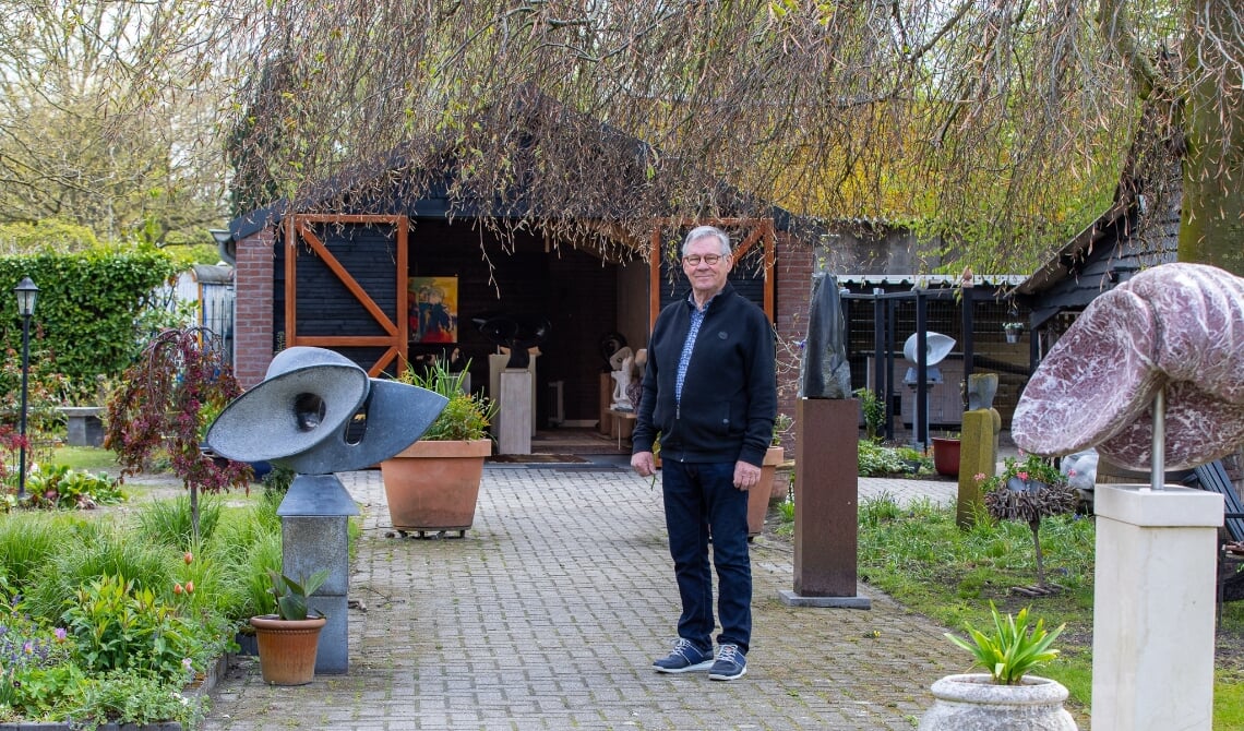 Cees Meijer in zijn beeldentuin, voor de nieuwe galerie