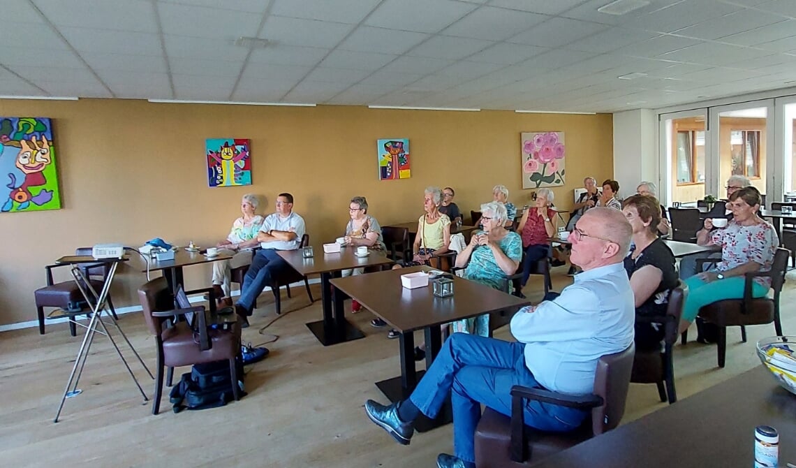 Introductie nordic walking, op de voorgrond Henk Berkers.