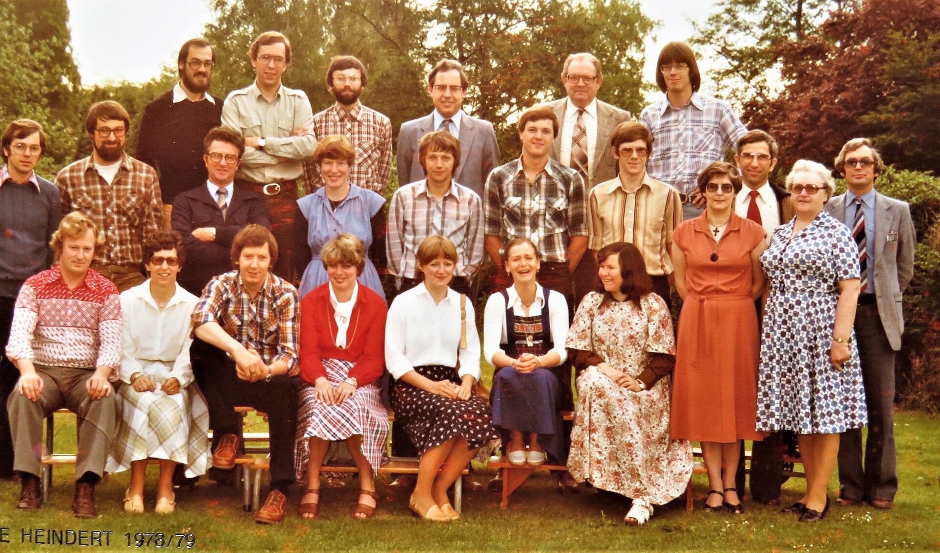 Het gezamenlijk onderwijzend personeel van basisschool De Heindert en basisschool Brukelum 1978.