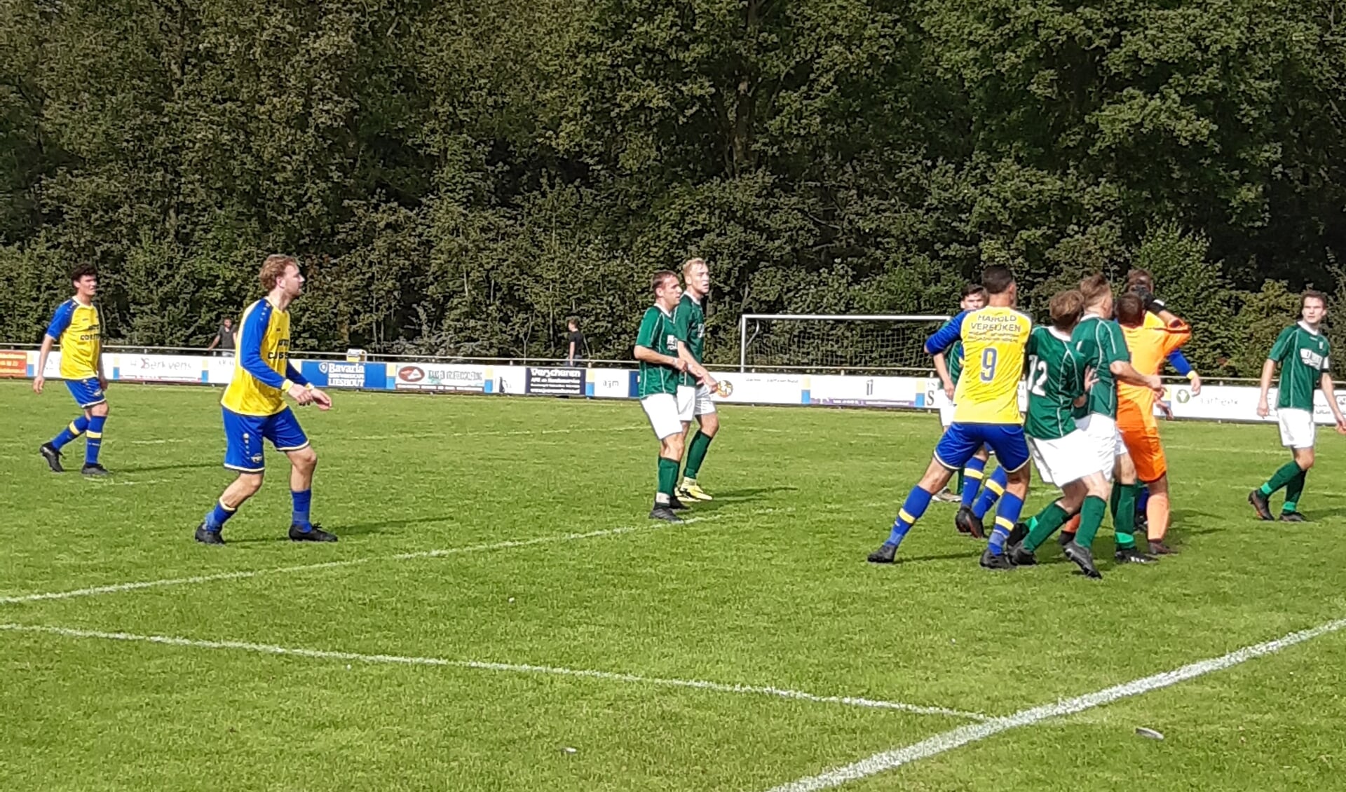 Archieffoto: Rob Wagemans, Stijn van den Bogaard en Danny van de Laar (vlnr) bij een corner van VV Mariahout.