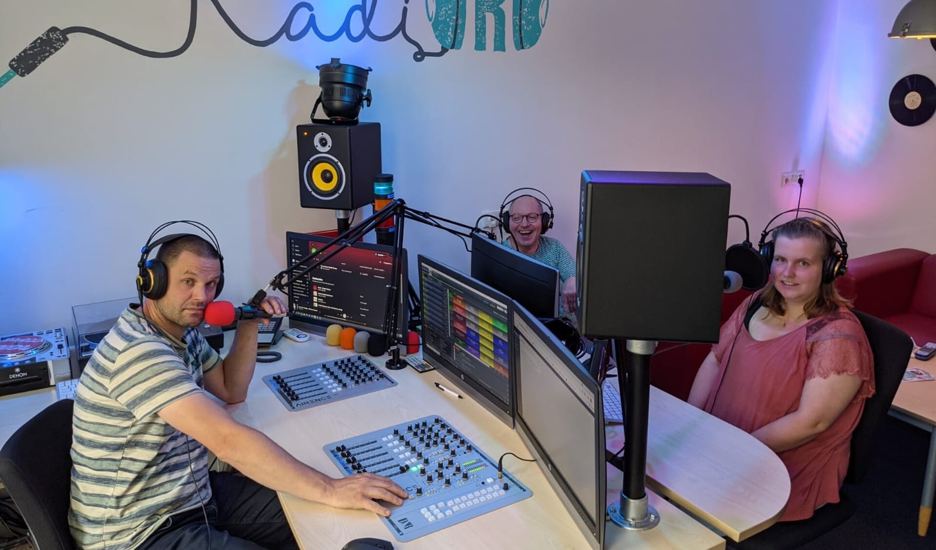 RadiORO DJ's Tim, Frank en Emma in de studio in Beek en Donk.