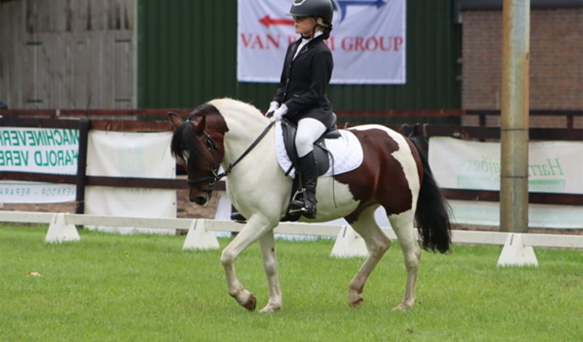 Abby Mullan op haar pony Snowbird