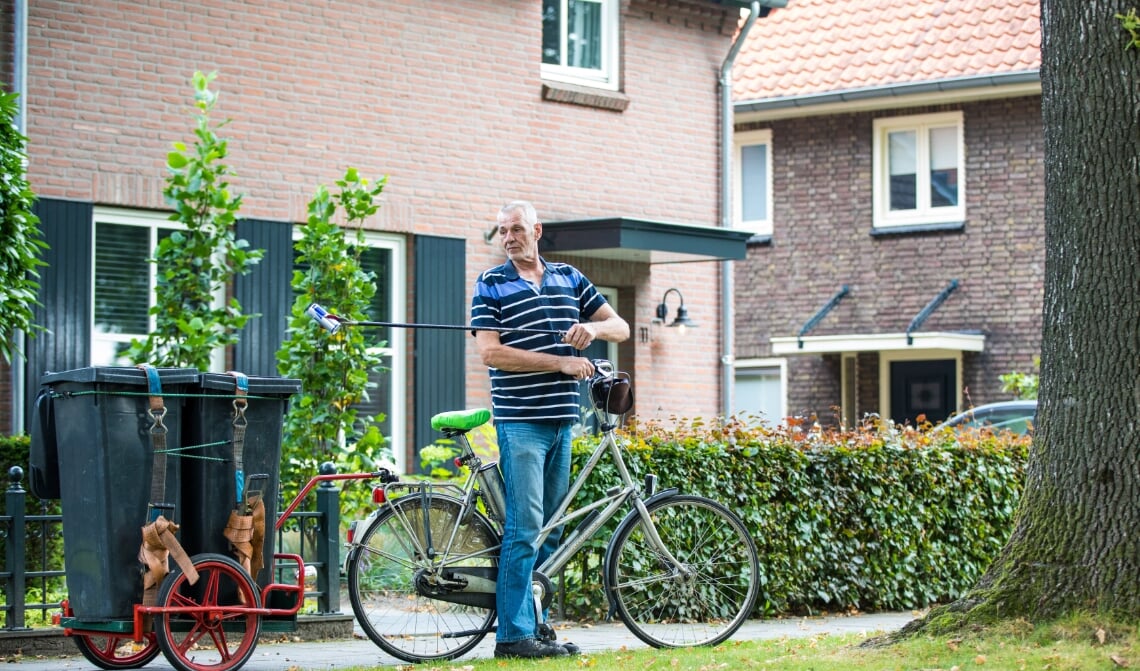 <p>Jan van de Berg met zijn afvalfiets</p>