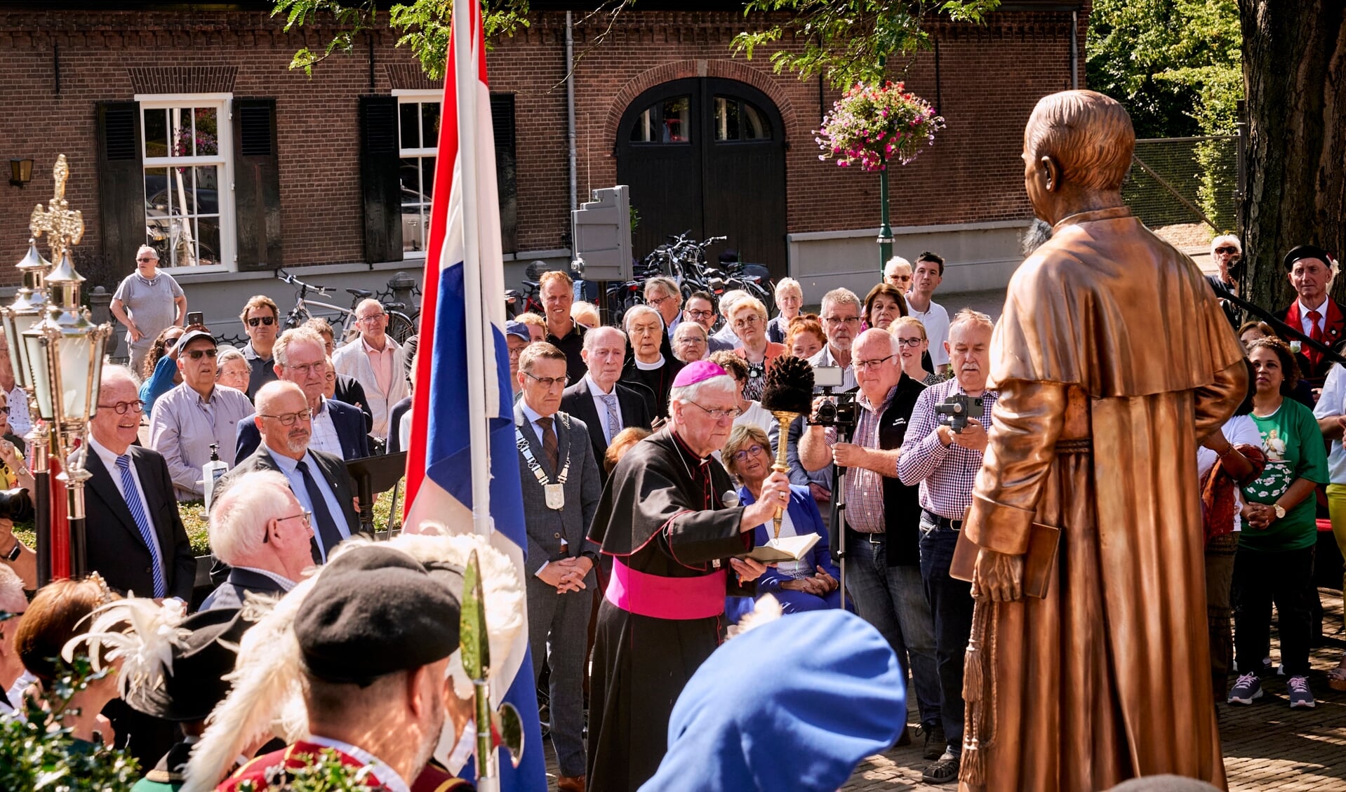 Bisschop Hurkmans zegent het beeld, dat een moment eerder door burgemeester Frank van der Meijden werd onthuld. 