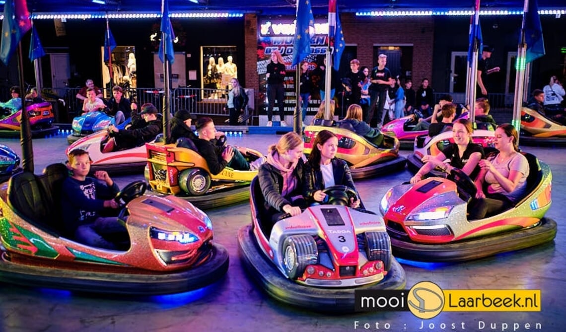 Kermis op het Piet van Thielplein in Beek en Donk. met restricties vanwege corona maatregelen. Piet van thielplein is aan de randen voorzien van dranghekken met aan iedere zijde van het plein een in- en uitgang voorzien van security. ( foto: Joost Duppen www.beroepsfotograaf.nl )