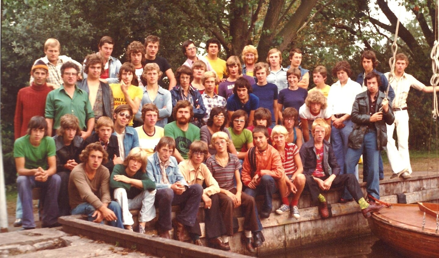Een groepsfoto van het Zeilkamp Laarbeek in 1976.