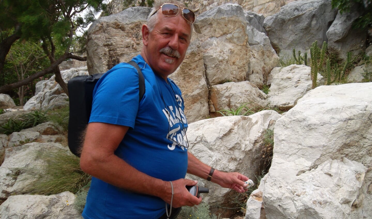Jan Gruijters (Jack Dasser) vindt een cache tussen de rotsen.