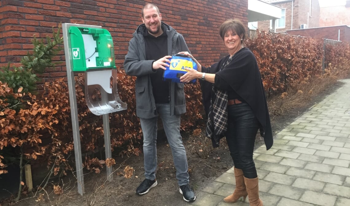 <p>Pim Aikema (buurtbewoner) en Gerda Jansen (bestuurslid Stichting AED Alert Laarbeek).</p>