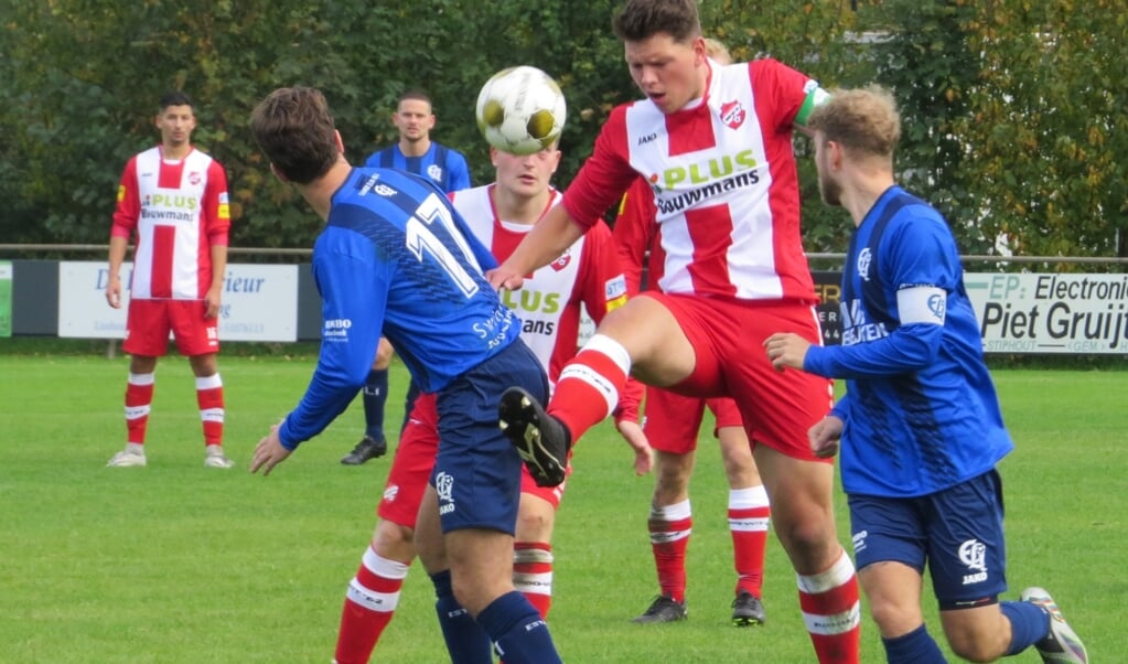 Volop strijd om de bal. Links Ruben van Hoof, rechts Coen Brouwers. 