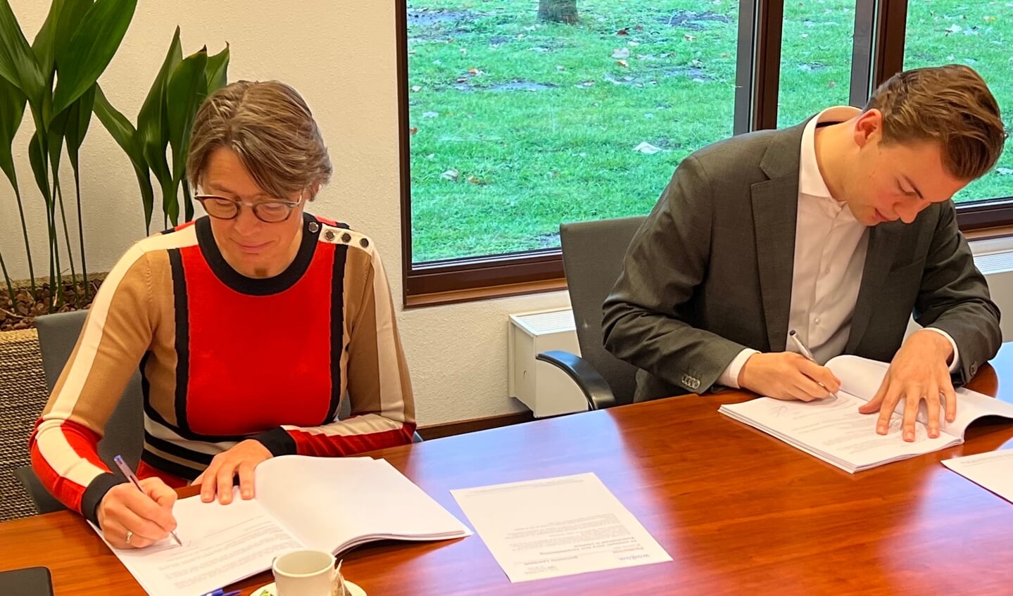 Ondertekening anterieure overeenkomst tussen Mirjam Kränewinkel (woCom, links) en Ron van den Berkmortel (wethouder ruimt en economie).