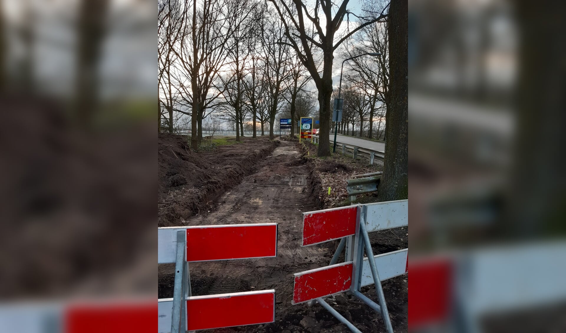 Met het uitgraven van het spoor is de eerste stap gezet naar de aanleg van een veilig voetpad langs de Molenstraat.