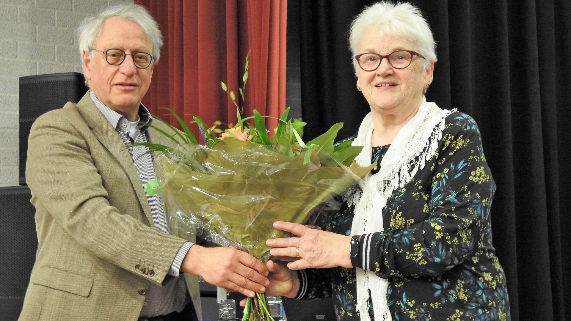 Nelly de Groot met Wim Fijten, bestuurslid KBO Brabant
