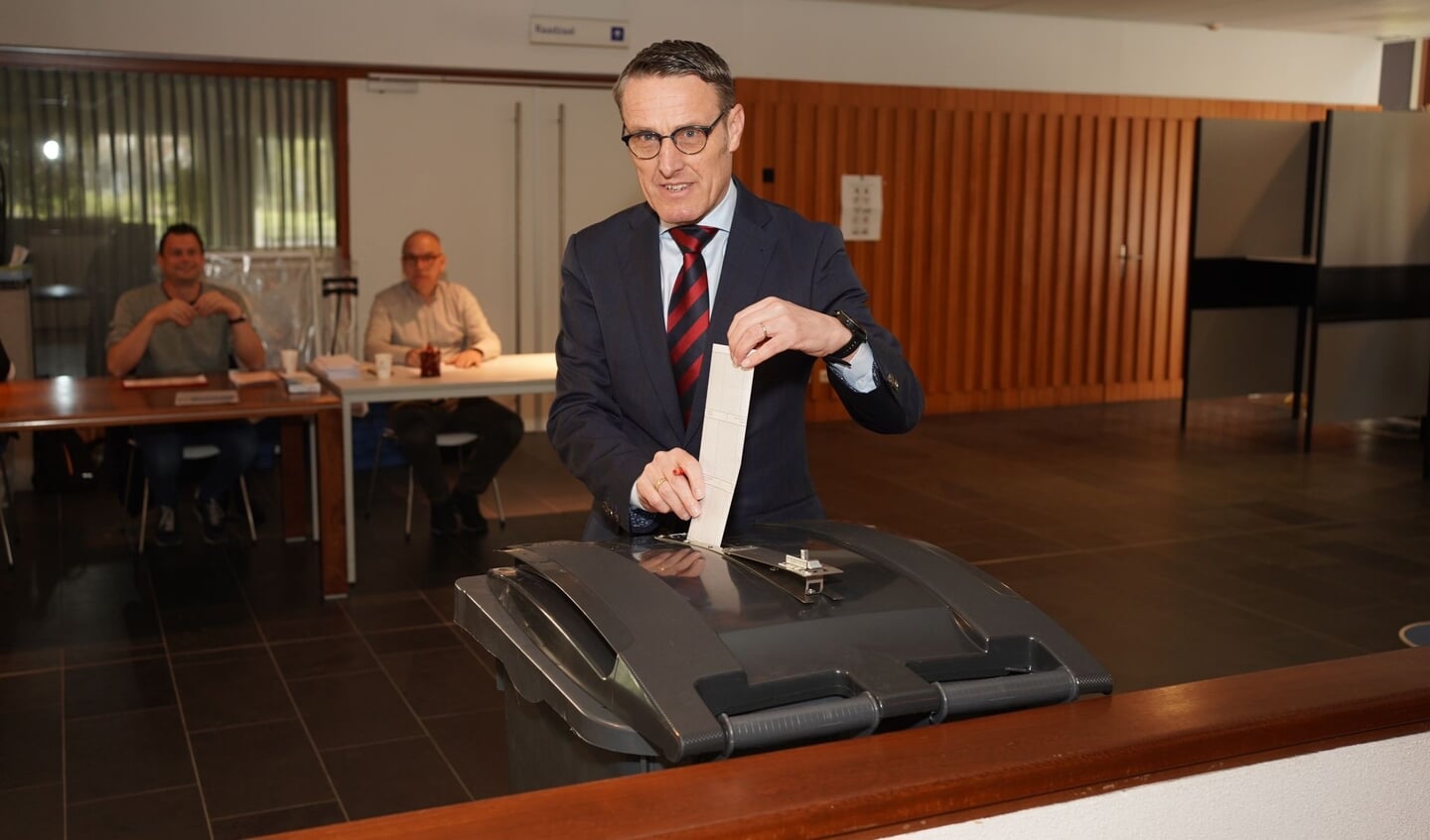 Burgemeester Van der Meijden brengt zijn stem uit