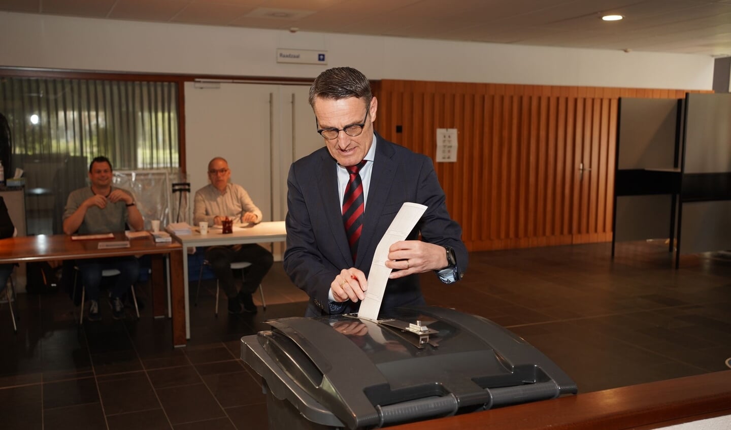 Burgemeester Van der Meijden brengt zijn stem uit