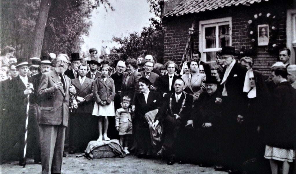 Het betreft de onthulling van de gedenksteen ( op 25-9-1955) in het geboortehuis van Pater Eustachius door Klaas van Gameren, toenmalig voorzitter van de Aarlese heemkundekring