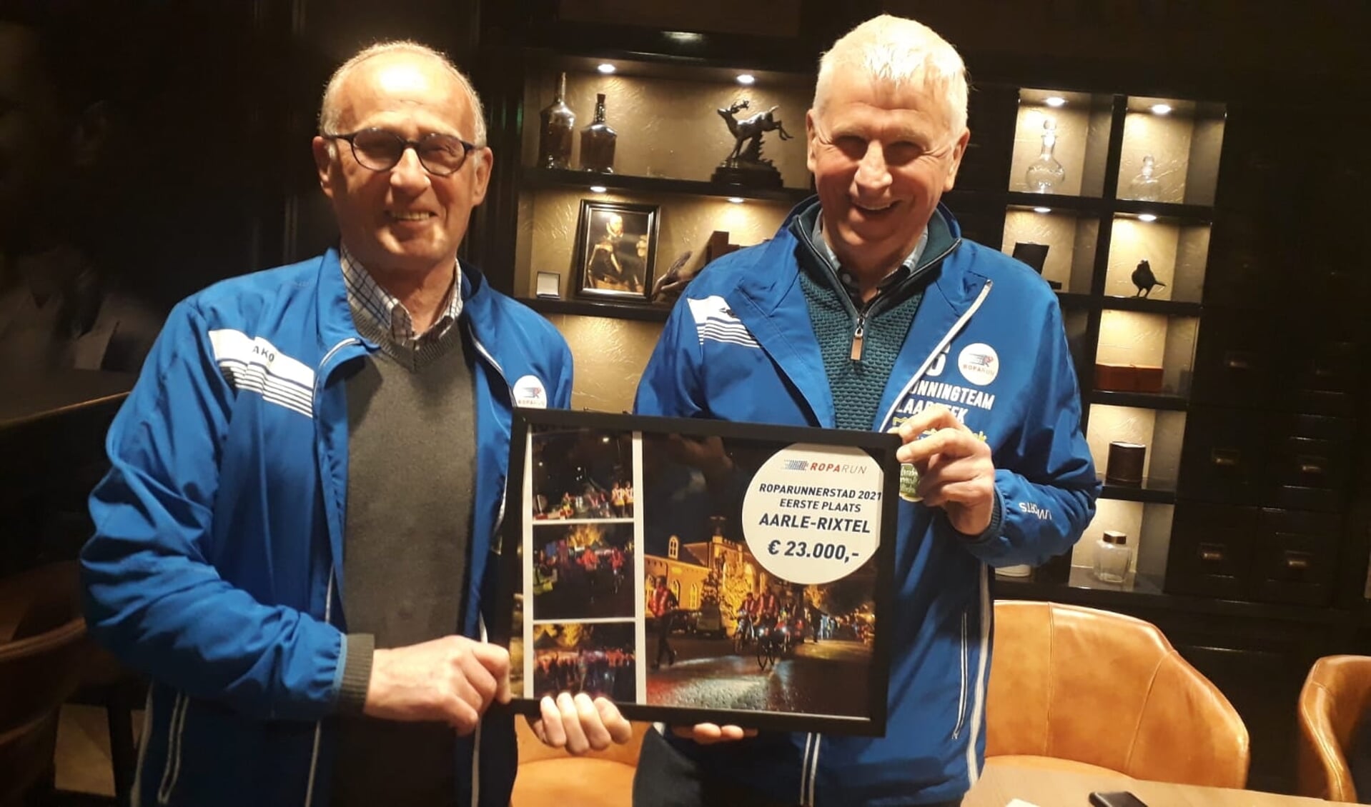 Jan Dekkers en Frank Smits (rechts) nemen de prijs in ontvangst.