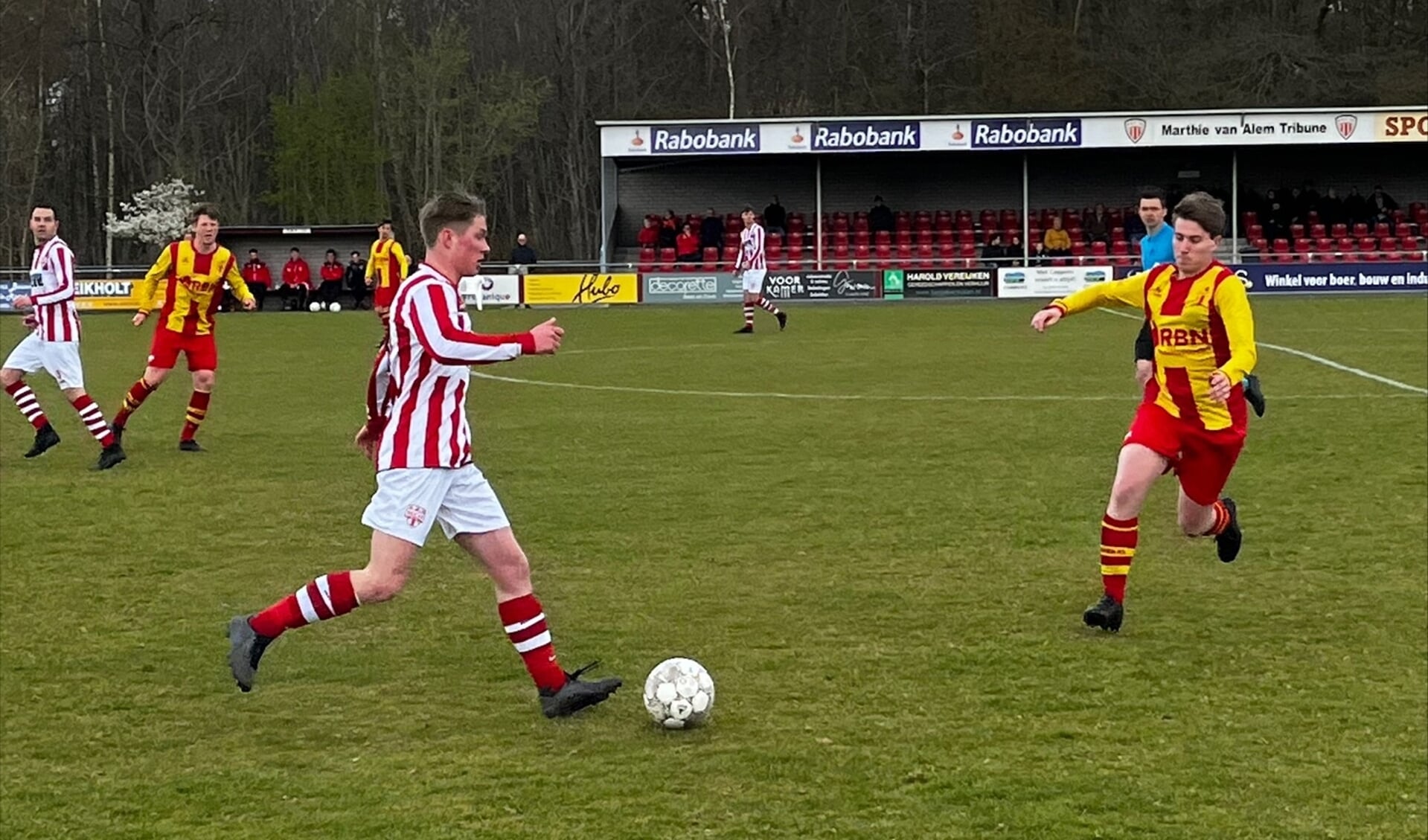 Archieffoto: Stijn Kersjes zoekt het duel op met een verdediger van ONDO.