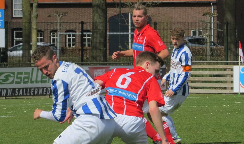 Jaccy van den Enden in duel om de bal; aanvoerder Coen Brouwers kijkt toe. 