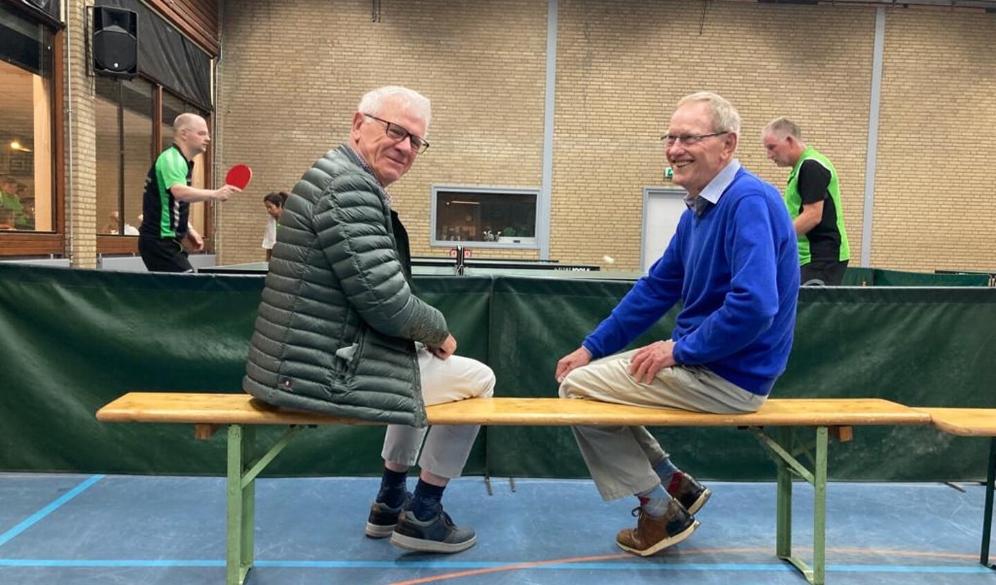 Trouwe supporters en spelers Willy van Neerven en Gerrit Vaessen voorzien de wedstrijden van deskundig commentaar.