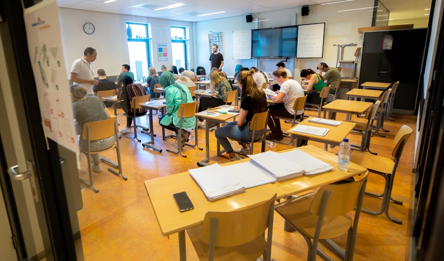 Scholieren van Commanderij College de Laarbeecke bezig met het eindexamen wiskunde