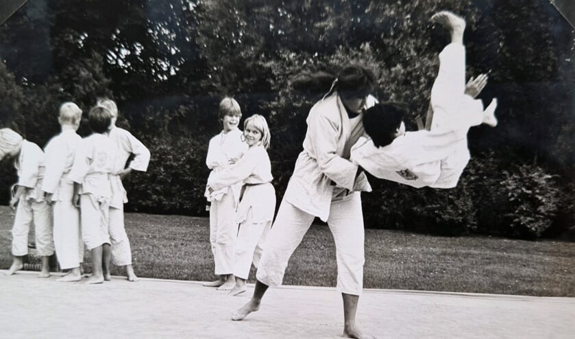 Judotraining in de buitenlucht in de beginperiode van Budoclub Beek en Donk