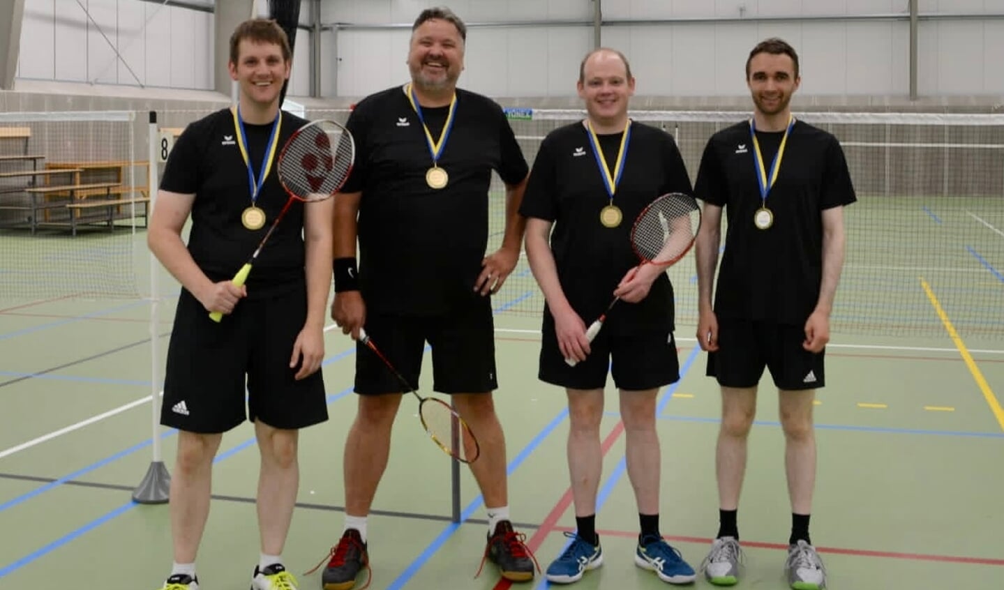 Het incomplete herenteam van Badminton Club Lieshout.