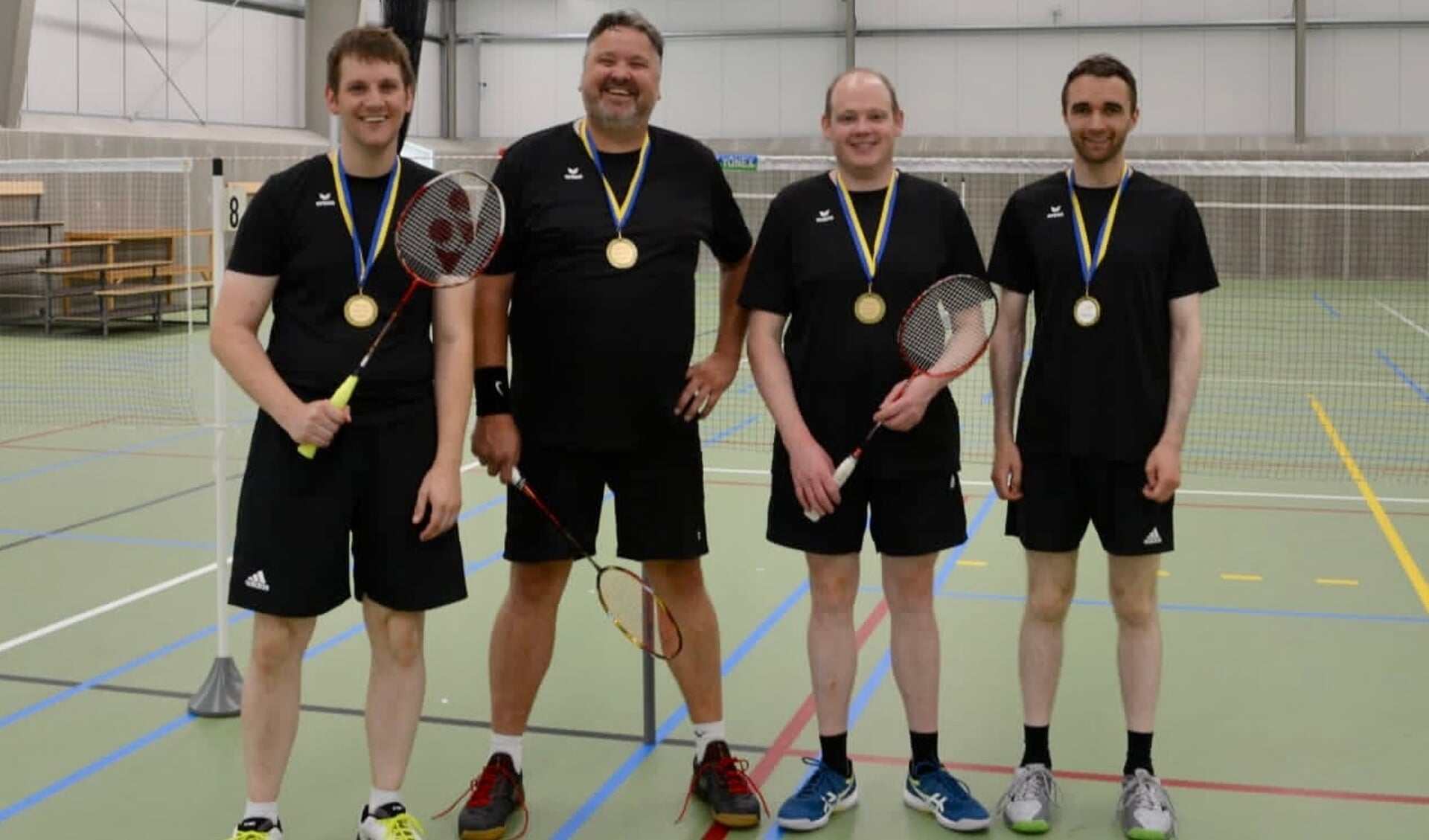 Het incomplete herenteam van Badminton Club Lieshout.