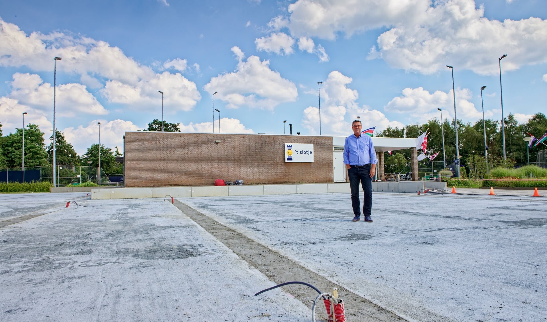 Voorzitter Mark Booy op de toekomstige padelbanen bij TPC 't Slotje.