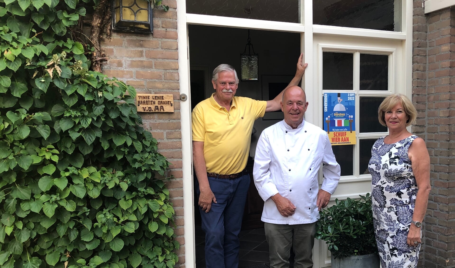 Kok Jan van de Nieuwnehof met het gastvrije kookduo Lenie en Tinie van der Aa.