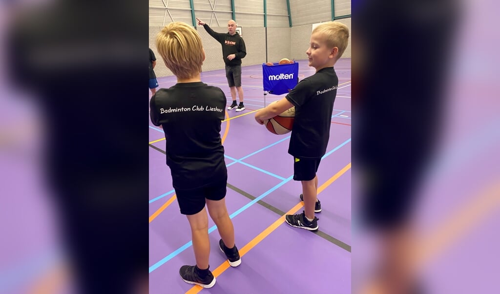 Basketballende badmintonners en badmintonnende basketballers maakten in Lieshout kennis met elkaars sport.