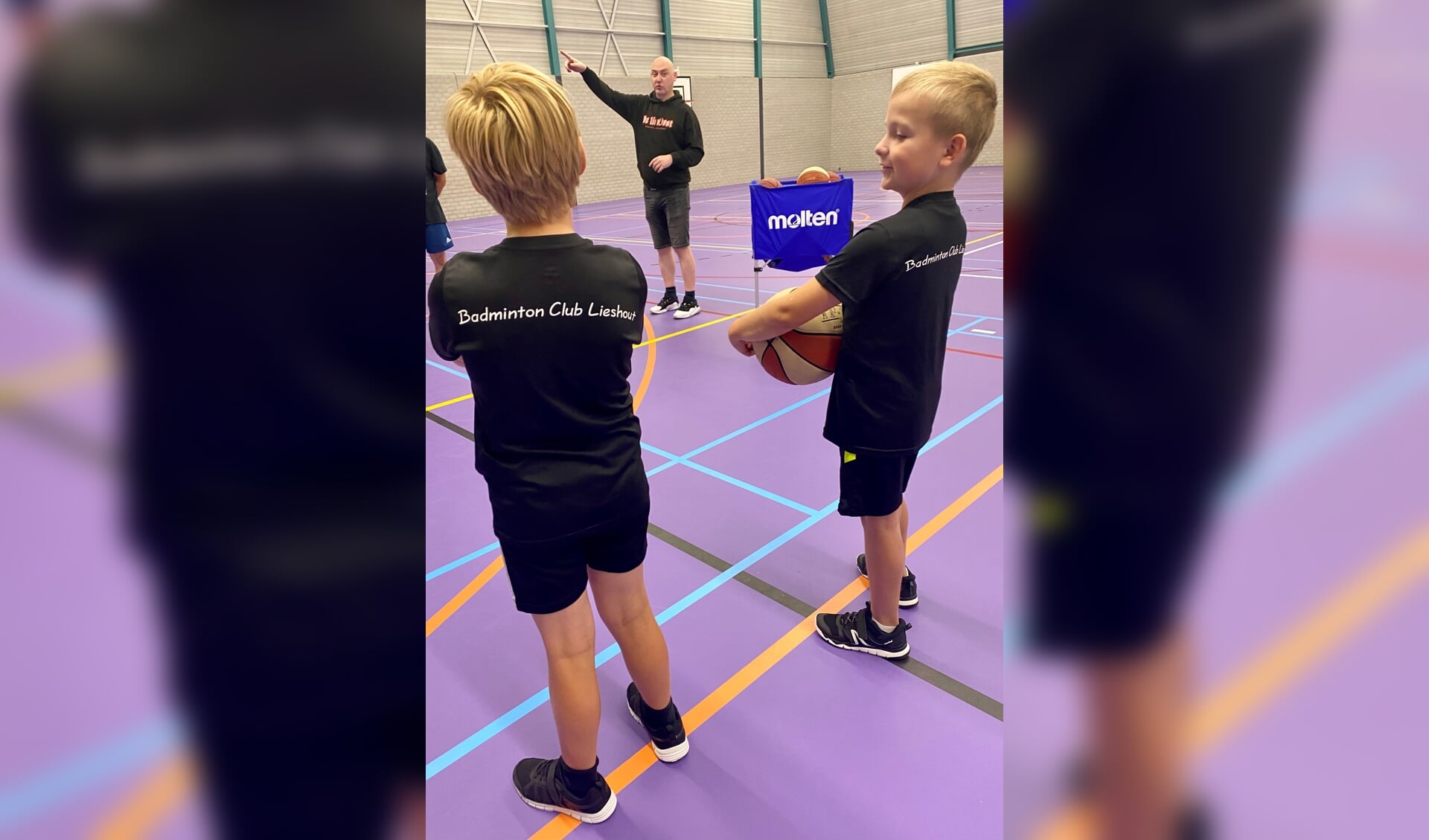 Basketballende badmintonners en badmintonnende basketballers maakten in Lieshout kennis met elkaars sport.
