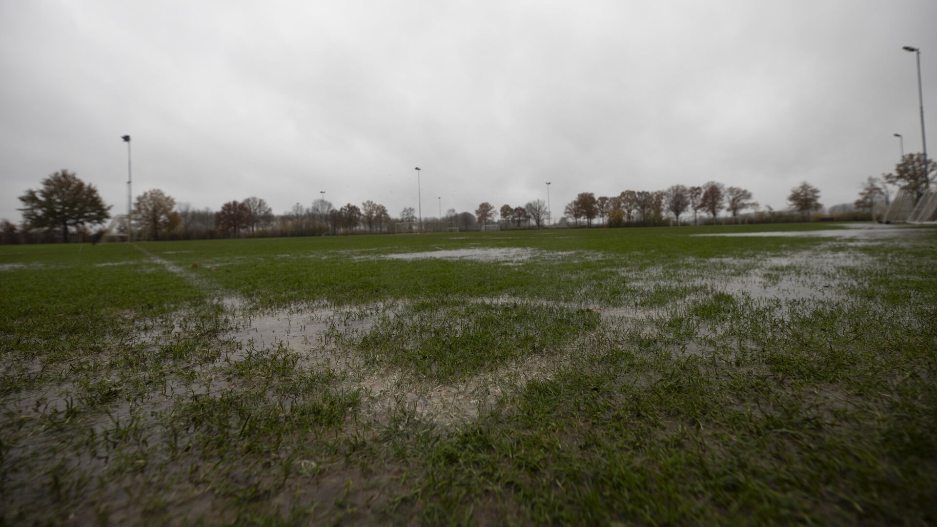 Door de hevige regenval was het trainingsveld van Sparta'25 afgelopen maandag niet bespeelbaar.