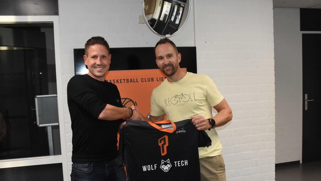 Frank van Meegen (WolfTech) en Teun Hagelaar (BC Lieshout) tonen het nieuwe shooting shirt.