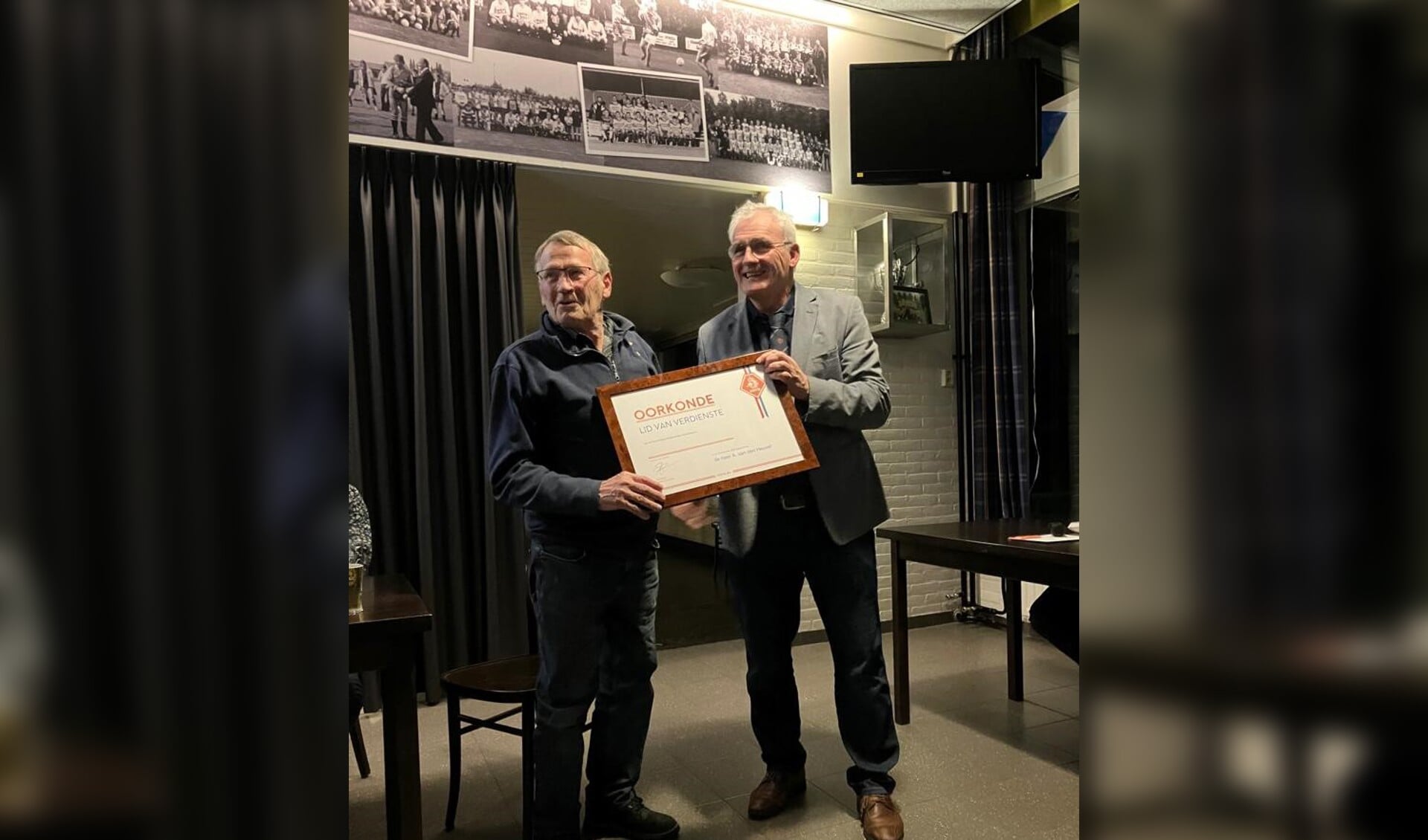 Jubilaris Toon van den Heuvel met KNVB-ambassadeur Toon Kerkhof.